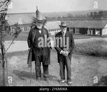 Treloar Cripples Home In Alton Hampshire. Sir Thomas Clifford Allbutt, Erfinder des medizinischen Thermometers und Sir William Treloar, Gründer des Kinderheims und Lord Mayor of London. 4. Juli 1923 Stockfoto