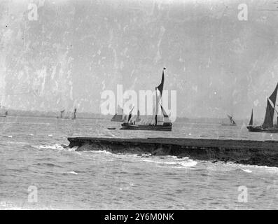 Segelkähne fahren die Themse hinunter. Segelkähne auf der Themse nahmen an dem jährlichen Rennen von der Lower Hope REACH, den Fluss hinunter, Teil. Die Segelkähne manövrieren um Position zu Beginn des Rennens aus Lower Hope REACH, Gravesend. 28. Juni 1932 Stockfoto