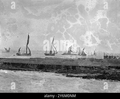 Segelkähne fahren die Themse hinunter. Segelkähne auf der Themse nahmen an dem jährlichen Rennen von der Lower Hope REACH, den Fluss hinunter, Teil. Die Segelkähne manövrieren um Position zu Beginn des Rennens aus Lower Hope REACH, Gravesend. 28. Juni 1932 Stockfoto