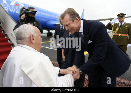 Luxemburg, Luxemburg. September 2024. Papst Franziskus wird von Großherzog Henri von Luxemburg bei seiner Ankunft am Flughafen Luxemburg Findel am 26. September 2024 begrüßt. Foto von (EV) Vatican Media/ABACAPRESS. COM Credit: Abaca Press/Alamy Live News Stockfoto