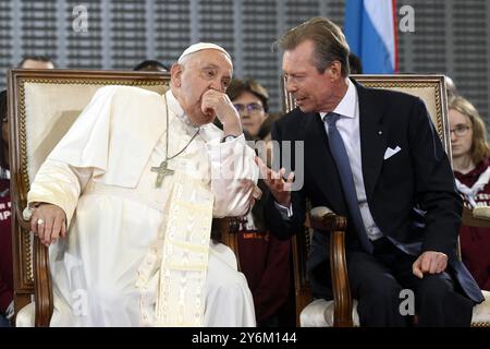 Luxemburg, Luxemburg. September 2024. Papst Franziskus wird von Großherzog Henri von Luxemburg bei seiner Ankunft am Flughafen Luxemburg Findel am 26. September 2024 begrüßt. Foto von (EV) Vatican Media/ABACAPRESS. COM Credit: Abaca Press/Alamy Live News Stockfoto