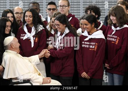 Luxemburg, Luxemburg. September 2024. Papst Franziskus wird von einer Gruppe junger Menschen bei seiner Ankunft am Flughafen Luxemburg Findel am 26. September 2024 begrüßt. Foto von (EV) Vatican Media/ABACAPRESS. COM Credit: Abaca Press/Alamy Live News Stockfoto