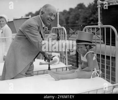 Gründertag im Treloar Cripples Hospital and College, Alton, Hampshire. Der Oberbürgermeister Sir Charles Collett und ein kleiner Patient. 11. Juni 1934 Stockfoto