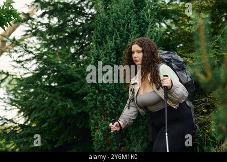 Die Frau in Übergröße schreitet selbstbewusst durch einen lebendigen Wald und genießt die Schönheit der Natur. Stockfoto