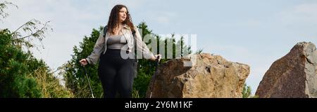 Eine selbstbewusste Frau in Übergröße genießt die natürliche Schönheit eines ruhigen Feldes beim Gehen. Stockfoto