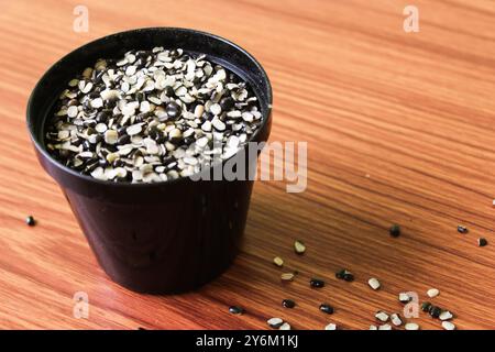 Split Black Linse auch bekannt als Black Gram, Black urad Dal, Vigna Mungo, urad Bean auf braunem hölzernem Hintergrund Stockfoto