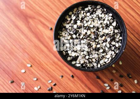 Split Black Linse auch bekannt als Black Gram, Black urad Dal, Vigna Mungo, urad Bean auf braunem hölzernem Hintergrund Stockfoto