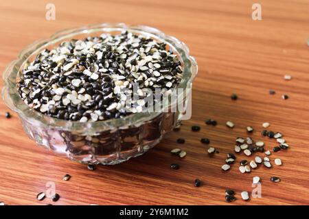 Split Black Linse auch bekannt als Black Gram, Black urad Dal, Vigna Mungo, urad Bean auf braunem hölzernem Hintergrund Stockfoto