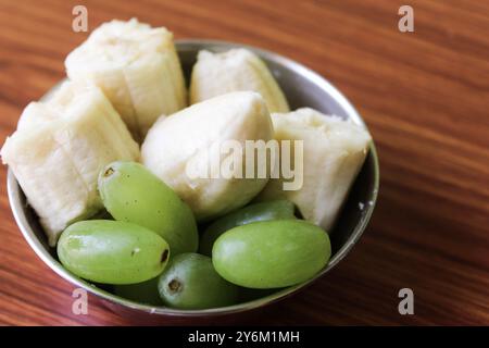 Köstlicher frischer Obstsalat in der Schüssel Stockfoto