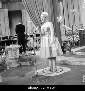 Luxemburg: Auf dem siebten Eurovision Song Festival, das hier am 18. März stattfindet, ist Norwegens Kandidat Inger Jacobsen zu sehen. 20. März 1962 Stockfoto