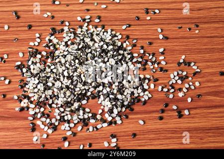 Split Black Linse auch bekannt als Black Gram, Black urad Dal, Vigna Mungo, urad Bean auf braunem hölzernem Hintergrund Stockfoto