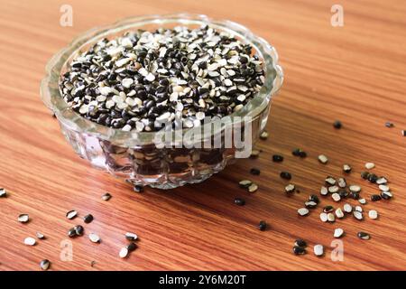 Split Black Linse auch bekannt als Black Gram, Black urad Dal, Vigna Mungo, urad Bean auf braunem hölzernem Hintergrund Stockfoto