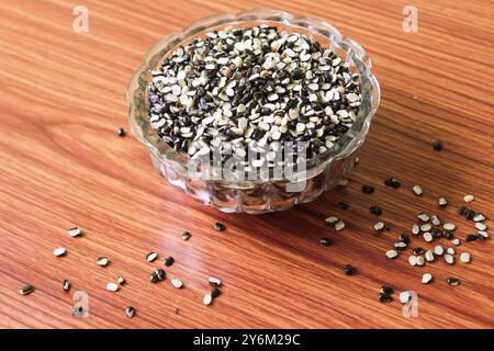 Split Black Linse auch bekannt als Black Gram, Black urad Dal, Vigna Mungo, urad Bean auf braunem hölzernem Hintergrund Stockfoto