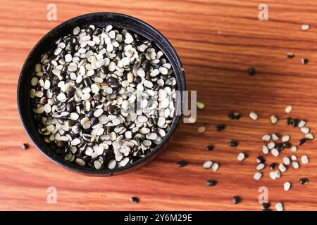 Split Black Linse auch bekannt als Black Gram, Black urad Dal, Vigna Mungo, urad Bean auf braunem hölzernem Hintergrund Stockfoto