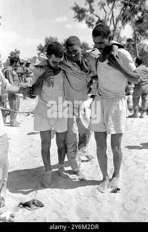 6-Tage-Krieg Ägypten: Israelische Soldaten helfen heute verwundeten ägyptischen Soldaten in medizinische Quartiere hier. Israel sagte, dass die Kämpfe heute in der Region des Key Mitla Passes auf der Sinai-Halbinsel etwa 30 Meilen östlich des Suez-Kanals fortgesetzt wurden. 8. Juni 1967 Stockfoto