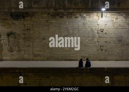 Frankreich, Paris, 75, 4. Arrondissement, Kai am Fuße des Parvis de Notre-Dame, 2 Personen unterhalten sich an einem Winterabend. Stockfoto