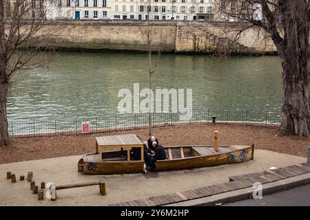 Frankreich, Paris, 75, 4. Arrondissement, Quai de l'Hotel de Ville, Senioren in einem Kinderboot auf einem Platz, Februar 2023. Stockfoto