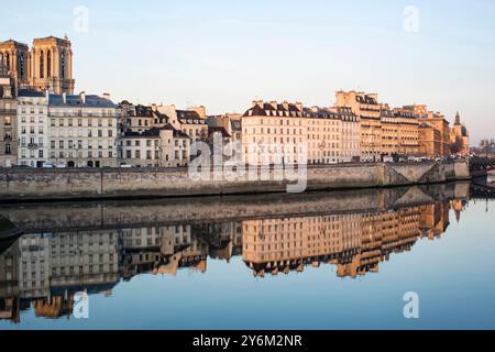 Frankreich, Paris, 75, 4. Arrondissement, Ile de la Cite, Quai aux Fleurs, Reflexionen von Gebäuden in der seine, Februar 2023. Stockfoto