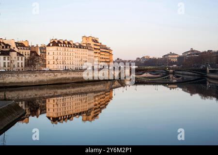 Frankreich, Paris, 75, 4. Arrondissement, Ile de la Cite, Quai aux Fleurs, Reflexionen von Gebäuden in der seine, Februar 2023. Stockfoto