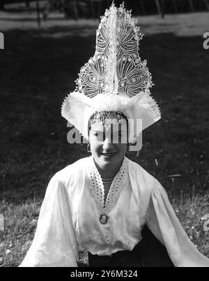 Spitzenkappe aus Frankreich beim Eisteddfod. Eine Motorhaube, die man nicht verpassen darf, auch nicht zu den auffälligen Kopfbedeckungen, die diese Woche in Llangollen, Wales getragen wurden, ist diese, die von Mlle getragen wurde. Lucette Maris aus Poitu, Frankreich. Lucette, 20 Jahre alt, besucht das Internationale Musical Eisteddfod in Llangollen mit einer Party französischer Tänzer. Die Motorhaube aus Spitze ist 20 Zoll hoch. Es dauerte einen Monat und kostete 15 Pfund. Juli 1954 Stockfoto