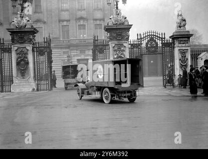 Der vom König inspizierte Kinematografen abonnierte Krankenwagen betreten die Tore des Buckingham Palace. Vielleicht 1910er oder 1920er Stockfoto