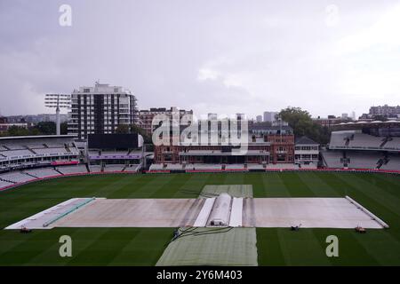 Ein allgemeiner Blick auf das überdachte Feld auf dem Lord's Cricket Ground, London. Bilddatum: Donnerstag, 26. September 2024. Stockfoto