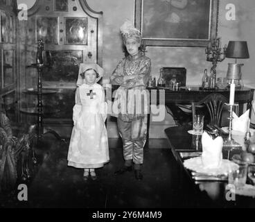 'Peter Pan' Party im Claridge's Hotel London. Lady Mary Cambridge und ihr Onkel, Meister Robin Hastings in ihrem Kostüm als Rote-Kreuz-Schwester und Indianer Rajah. Lady Mary war das einzige Kind des 2. Marquess of Cambridge. 1932 Stockfoto