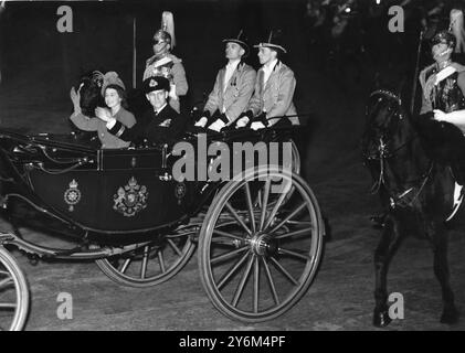 Prinzessin Elizabeth und ihr Ehemann, der neu gegründete Duke of Edinburgh (Lt. Philip Mountbatten), fuhren in einem Zug mit einer Kutsche zur Waterloo Station für ihre Zugfahrt nach Winchester und von dort nach Broadlands, nahe Romsey für den Beginn ihrer Flitterwochen. Das Bild zeigt: Das Königspaar verabschieden sich, als sie den Buckingham Palace bei offener landau verlassen, um die Waterloo Station auf dem Weg nach Broadlands zu erreichen. November 1947 Stockfoto