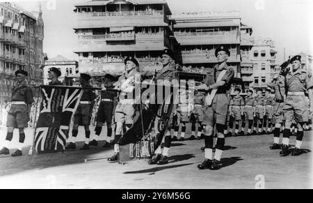 Großbritanniens letzte Parade in Indien die Flaggen des Königs und des Regiments tauchten in Salut, als das letzte Battelion den 4. März 1948 verlässt Stockfoto