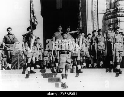 Großbritanniens letzte Parade in Indien die Union Flag wurde am 4. März 1948 durch das Tor zu Indien in Bombay getragen Stockfoto