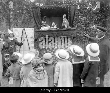 Garden Fete in Hanover Lodge, Regents Park, London, zu Hilfe von N.S.P.C.C. Ein Pinguin tritt bei der Punch and Judy Show auf. 1920er bis 1930er Jahre Stockfoto