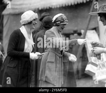 Offiziersgartenfest im Botanischen Garten. Die Dolly Sisters. 1920er bis 1930er Jahre Stockfoto