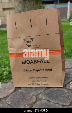 Der Ostalbkreis Baden Württemberg steigt um vom Plastik Biobeute hin zum Papier Biobeutel. Gleichzeitig werden Biotonnen mit einem Fassungsvermoegen von 45 bis 120 Liter eingefuehrt. Der Plastiksack hat ausgedient. Biobeutel und Biobeuteltonne - Biobeutel und Biobeutel-Tonne der Ostalbkreis Baden Württemberg steigt um vom Plastik Biobeute hin zum Papier Biobeutel. Gleichzeitig werden Biotonnen mit einem Fassungsvermoegen von 45 bis 120 Liter eingefuehrt. Der Plastiksack hat ausgedient. Deutschland, Mögglingen, Firma GOA, 25.09.2024 *** der Ostalbkreis Baden-Württemberg ist umgebaut Stockfoto