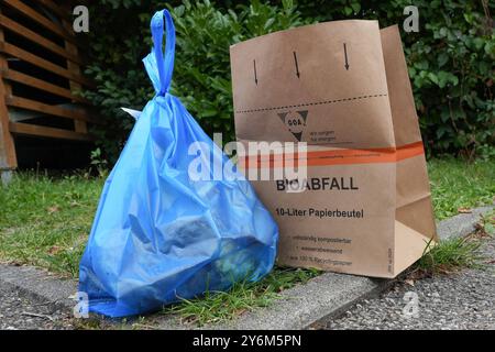 Der Ostalbkreis Baden Württemberg steigt um vom Plastik Biobeute hin zum Papier Biobeutel. Gleichzeitig werden Biotonnen mit einem Fassungsvermoegen von 45 bis 120 Liter eingefuehrt. Der Plastiksack hat ausgedient. Biobeutel und Biobeuteltonne - Biobeutel und Biobeutel-Tonne der Ostalbkreis Baden Württemberg steigt um vom Plastik Biobeute hin zum Papier Biobeutel. Gleichzeitig werden Biotonnen mit einem Fassungsvermoegen von 45 bis 120 Liter eingefuehrt. Der Plastiksack hat ausgedient. Deutschland, Mögglingen, Firma GOA, 25.09.2024 *** der Ostalbkreis Baden-Württemberg ist umgebaut Stockfoto