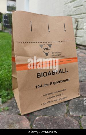 Der Ostalbkreis Baden Württemberg steigt um vom Plastik Biobeute hin zum Papier Biobeutel. Gleichzeitig werden Biotonnen mit einem Fassungsvermoegen von 45 bis 120 Liter eingefuehrt. Der Plastiksack hat ausgedient. Biobeutel und Biobeuteltonne - Biobeutel und Biobeutel-Tonne der Ostalbkreis Baden Württemberg steigt um vom Plastik Biobeute hin zum Papier Biobeutel. Gleichzeitig werden Biotonnen mit einem Fassungsvermoegen von 45 bis 120 Liter eingefuehrt. Der Plastiksack hat ausgedient. Deutschland, Mögglingen, Firma GOA, 25.09.2024 *** der Ostalbkreis Baden-Württemberg ist umgebaut Stockfoto