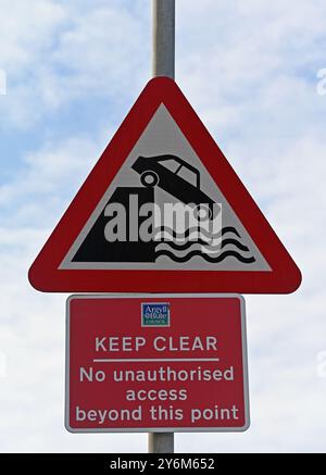 Straßenschild. Warnung am Kai- oder Flussufer. „HALTEN SIE ABSTAND. Kein unbefugter Zugriff über diesen Punkt hinaus“. Argyll und Bute Council. Schottland, Vereinigtes Königreich, Stockfoto