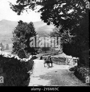 Ein Lakeland „Philae“: Mardale – Ein Dorf, das durch die Vertiefung von Haweswater als Reservoir für Manchester untergetaucht werden soll. Die wunderschöne Straße nach Mardale, die zukünftige Generationen nicht durchqueren werden: Ein Blick auf das Tal, um von der Erweiterung von Haweswater untergetaucht zu werden. 6. Juli 1929 Stockfoto