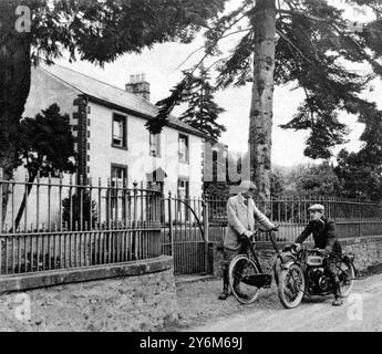 Ein Lakeland „Philae“: Mardale – Ein Dorf, das durch die Vertiefung von Haweswater als Reservoir für Manchester untergetaucht werden soll. Das Manor House of the Mardale wird unter dem New Haweswater Reservoir Scheme (Measand Beck Hall) untergetaucht. 6. Juli 1929 Stockfoto