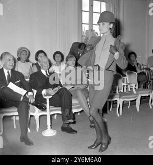 Paris: Maurice Chevalier, dieses Jahr 80, wurde von einer hübschen jungen Blondine begleitet, als er eine Show von Diors Herbst- und Winterkollektion besuchte. Sie sehen ein Ensemble nach dem Vorbild Muriels. 6. Oktober 1967 Stockfoto