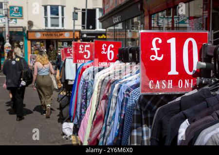 Vereinigtes Königreich, England. Finanzkrise und Inflation. Verkauf von Gebrauchtkleidung in Brighton Stockfoto