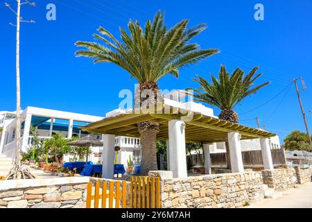 Ano Koufonisi, Griechenland - 15. Mai 2024: Griechisches Restaurant mit Palmen auf der Insel Ano Koufonisi. Männliche Kykladen, Griechenland Stockfoto