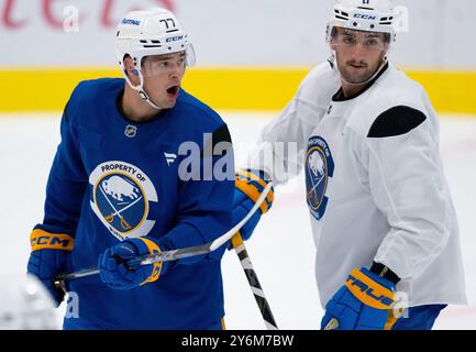 München, Deutschland. September 2024. John-Jason JJ Peterka (l) und Dennis Gilbert aus Buffalo nehmen an einem Training im SAP-Garten im Olympischen Park Teil. Die Sportarena wird am 27. September 2024 mit einem Eishockeyspiel zwischen dem EHC Red Bull München und dem NHL-Team Buffalo Sabres offiziell eröffnet. Quelle: Sven Hoppe/dpa/Alamy Live News Stockfoto