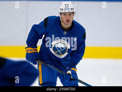 München, Deutschland. September 2024. John-Jason JJ Peterka aus Buffalo nimmt an einem Training im SAP Garden im Olympic Park Teil. Die Sportarena wird am 27. September 2024 mit einem Eishockeyspiel zwischen dem EHC Red Bull München und dem NHL-Team Buffalo Sabres offiziell eröffnet. Quelle: Sven Hoppe/dpa/Alamy Live News Stockfoto