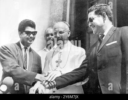 Santo Domingo, Dominikanische Republik: Erste Begegnung mit beiden Seiten des Dominikanerstreits gestern, außerhalb der Residenz des päpstlichen Nuntius, Emanuele Clarizio (Mitte). Links ist Hector Conde, Vertreter der Rebellen, und rechts ist Generalleutnant Milton Subervi, Mitglied der Militärjunta, dargestellt, nachdem sie eine Vereinbarung unterzeichnet hatten. Nach 40 Stunden Gesprächen mit den Gegenparteien berichtete Eine Friedensmission der Organisation amerikanischer Staaten von Fortschritten in Richtung eines Waffenstillstands und dass beide Seiten die Bezeichnung eines vom Komitee vorgelegten Befriedungsvorschlags akzeptiert hatten. 5. Mai 1965 Stockfoto