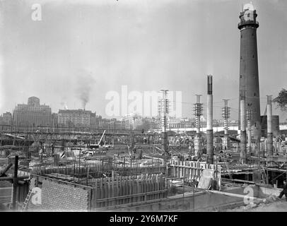 London: Die Arbeiten an der Entwicklung am Südufer der Themse, zwischen County Hall und Waterloo Bridge, die 1951 Schauplatz des Festivals of Britain sein wird, laufen nun gut. Ein Teil des Flusses wird zurückgewonnen, eine neue Mauer gebaut und was bis vor kurzem ein Schutthaufen von Bombengebäuden war, wird zu Terrassengärten werden, die zum Ufer führen. Der neue Konzertsaal, einer der dauerhaften Bauwerke, nimmt in der Nähe des historischen Shot Turms, der als Bestandteil des Festivals erhalten bleiben soll, Gestalt an. Auf der linken Seite des Bildes ist das Shell Mex Building zu sehen. Stockfoto