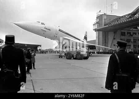 Toulouse, Frankreich: Die Concorde, das weltweit erste schnelllebige Flugzeug, macht heute hier seinen ersten öffentlichen Auftritt. Der Prototyp Concorde 001 wurde auf dem Asphalt der Sub Aviation Works ausgerollt. Ein anglo-französisches Projekt das Flugzeug soll seinen ersten Testflug in New York machen. Es ist Zwillingszwillings002, die jetzt in Bristol montiert wird, sollte später im Jahr in die Luft gehen. Sie sind so konstruiert, dass sie mit 1,4000 KM/H fliegen können. 11. Dezember 1967 Stockfoto