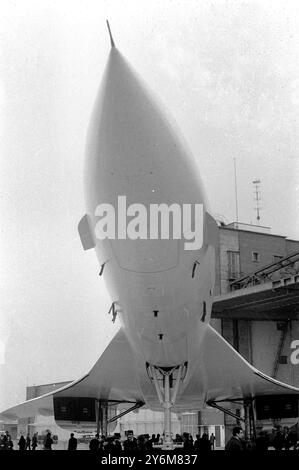 Toulouse, Frankreich eine Rakete auf Rädern aus dem Winkel ... es könnte sein... Auf dem Asphalt von Sub Aviation Works. Das Debüt bei der Presse der Welt. Ist der Prototyp der englisch-französischen "Concorde 001". Dieses jüngste Jet-Flugzeug hat eine Geschwindigkeit von 1400 plu/H und soll nächstes Jahr ... fliegen. Am 13. Dezember 1967 wird ein Schwesterschiff in Bristol in England zusammengebaut Stockfoto