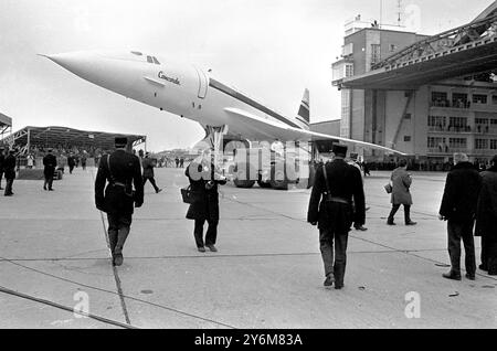 Toulouse, Frankreich: Die Concorde, das weltweit erste schnelllebige Flugzeug, macht heute hier seinen ersten öffentlichen Auftritt. Der Prototyp Concorde 001 wurde auf dem Asphalt der Sub Aviation Works ausgerollt. Ein anglo-französisches Projekt das Flugzeug soll seinen ersten Testflug in New York machen. Es ist Zwillingszwillings002, die jetzt in Bristol montiert wird, sollte später im Jahr in die Luft gehen. Sie sind so konstruiert, dass sie mit 1,4000 KM/H fliegen können. 11. Dezember 1967 Stockfoto