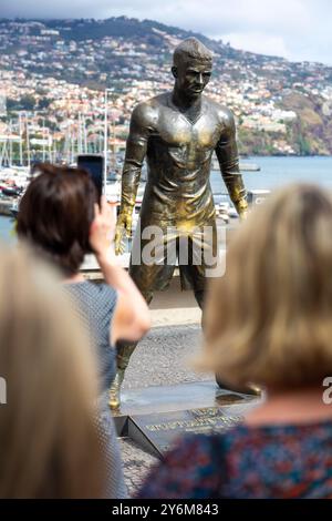 Portugal, Madeira, Funchal. Touristen vor der Statue des Fußballspielers Cristiano Ronaldo vor dem Cristiano Ronaldo Museum Stockfoto