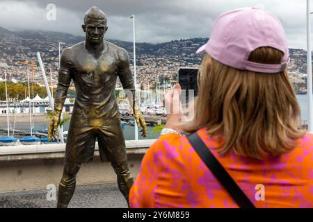 Portugal, Madeira, Funchal. Touristen vor der Statue des Fußballspielers Cristiano Ronaldo vor dem Cristiano Ronaldo Museum Stockfoto